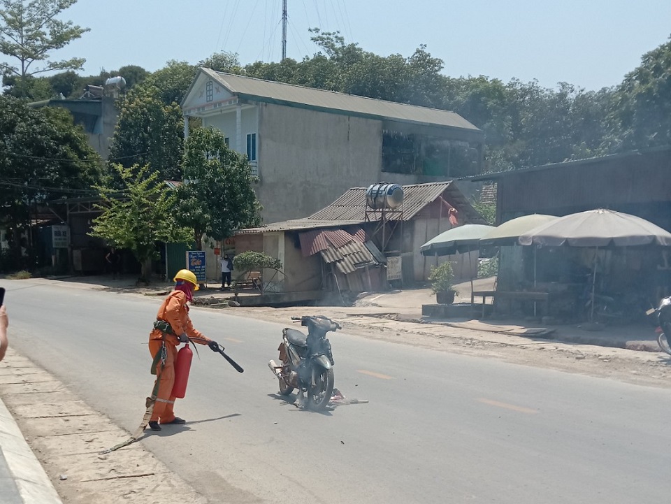 Công nhân Điện lực Mường La: Giúp người dân dập lửa xe máy khi đang lưu thông bị cháy